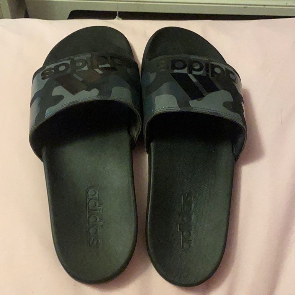 men’s size 10 adidas slides